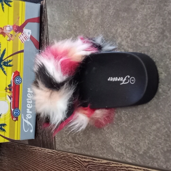 Black red Slipers - Picture 3 of 6